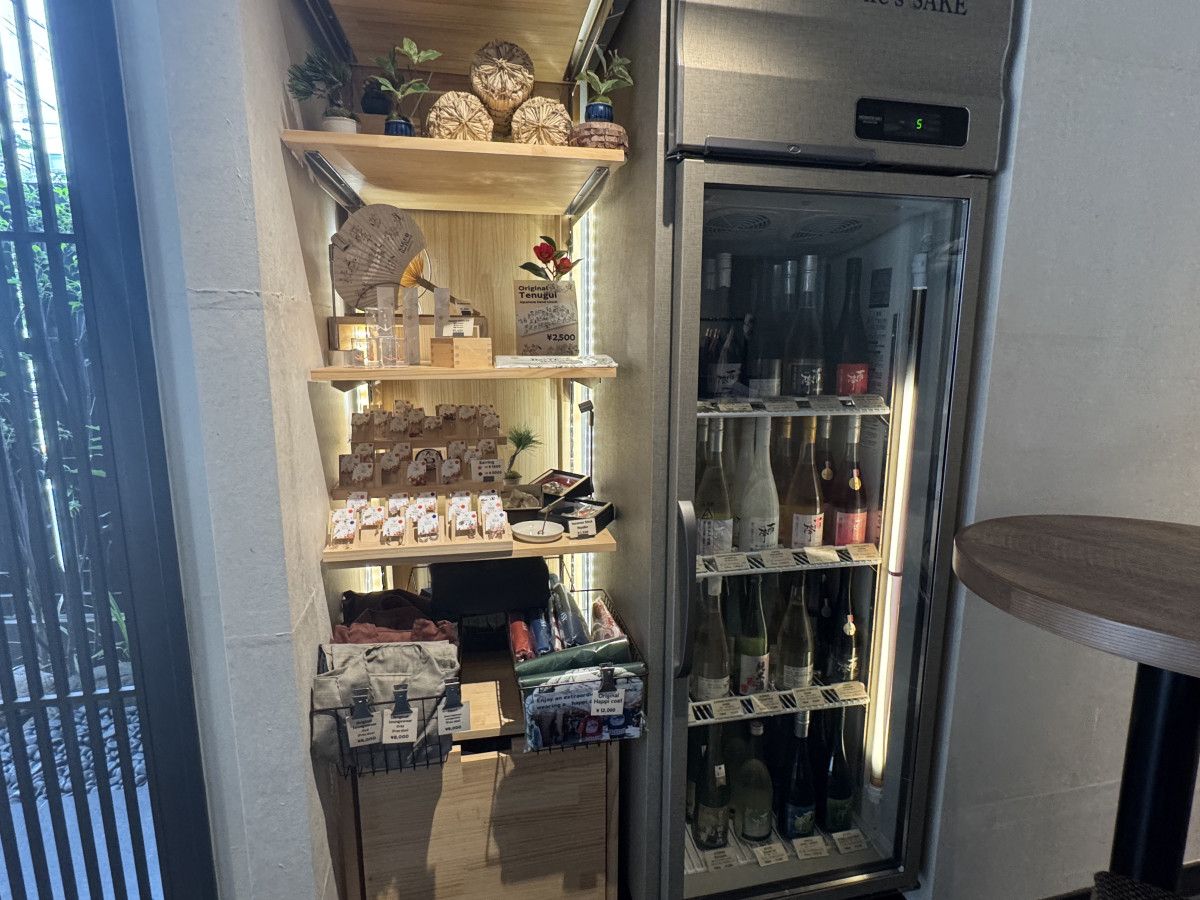 お酒やグッズも買える
